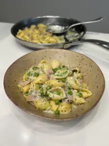 Pasta with peas and ham